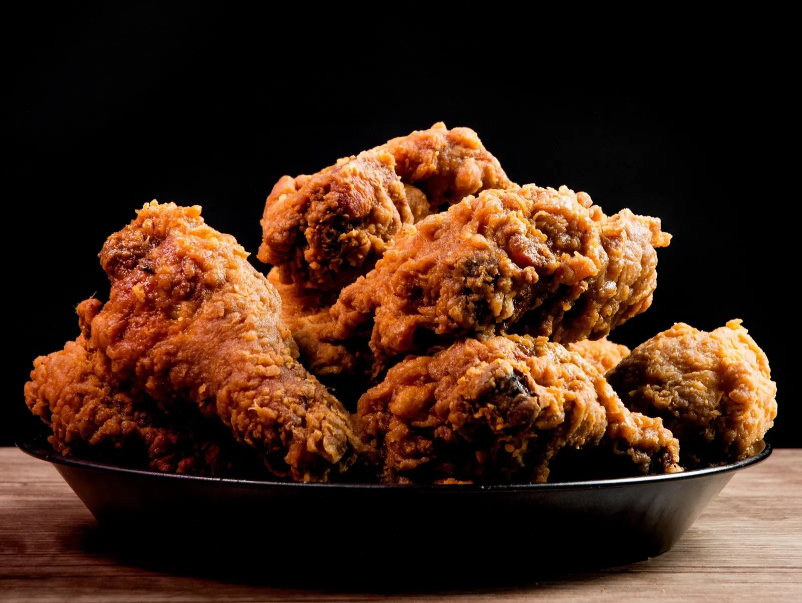 Crispy fried chicken in a black bowl