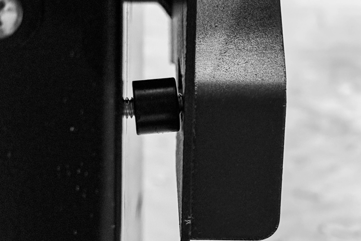 Optional spacer and bolt locking the pot to the chassis