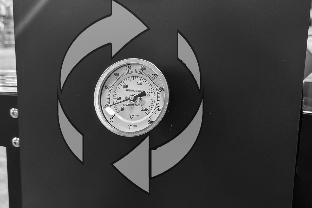 Temperature gauge installed at the front of the pot
